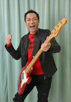 　お笑い芸人、ミュージシャン、ものまね、プロデューサー…数え切れない肩書きをもつはなわ（撮影・伊藤笙子）