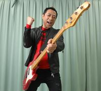 　お笑い芸人、ミュージシャン、ものまね、プロデューサー…数え切れない肩書きをもつはなわ（撮影・伊藤笙子）