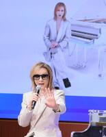 　ＡＩ　ＹＯＳＨＩＫＩ（奥）と話すＹＯＳＨＩＫＩ（撮影・吉澤敬太）