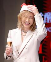 　サンタ帽をかぶり笑顔でシャンパンを飲むＹＯＳＨＩＫＩ（撮影・吉澤敬太）