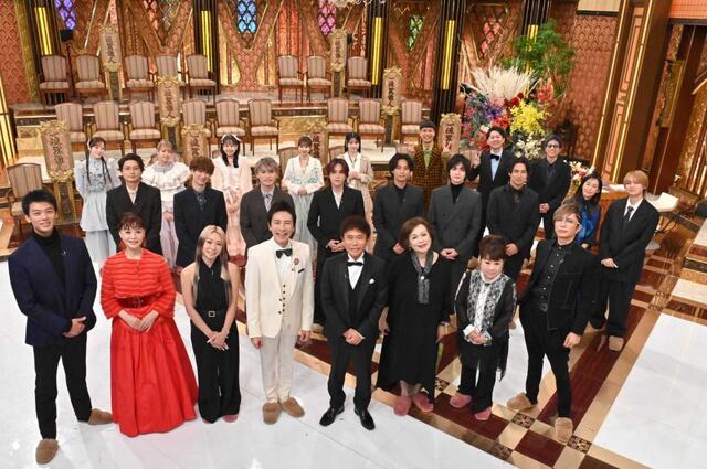 　司会の浜田雅功（前列左から５人目）ら、「芸能人格付けチェック！２０２６お正月スペシャル」の出演者