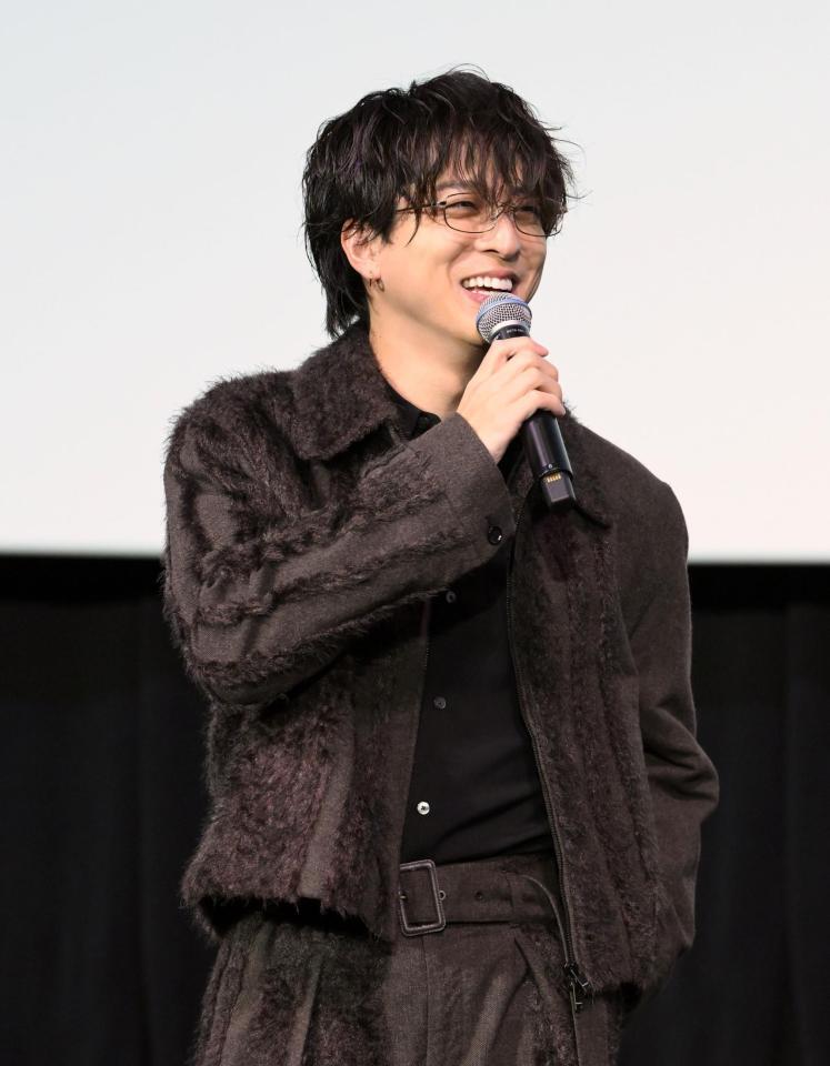 　映画「天文館探偵物語」公開御礼舞台あいさつに眼鏡姿で登壇した寺西拓人（撮影・伊藤笙子）