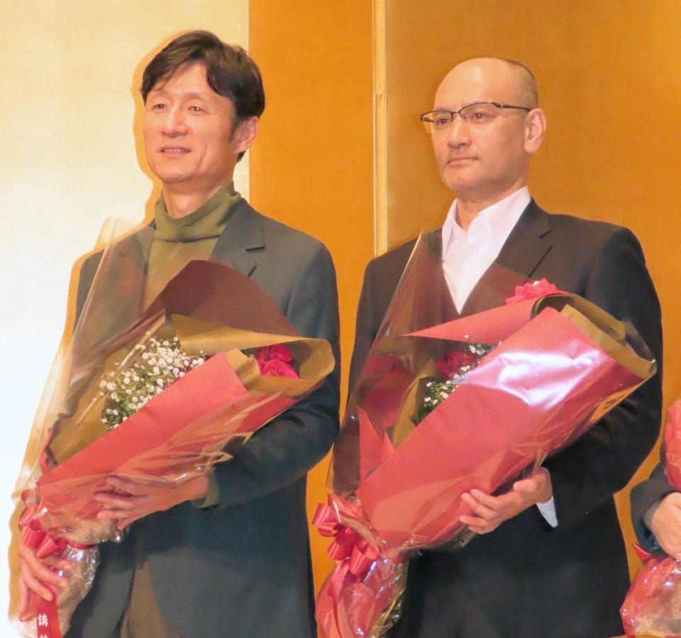 　表彰を受けた李相日監督、吉田修一氏