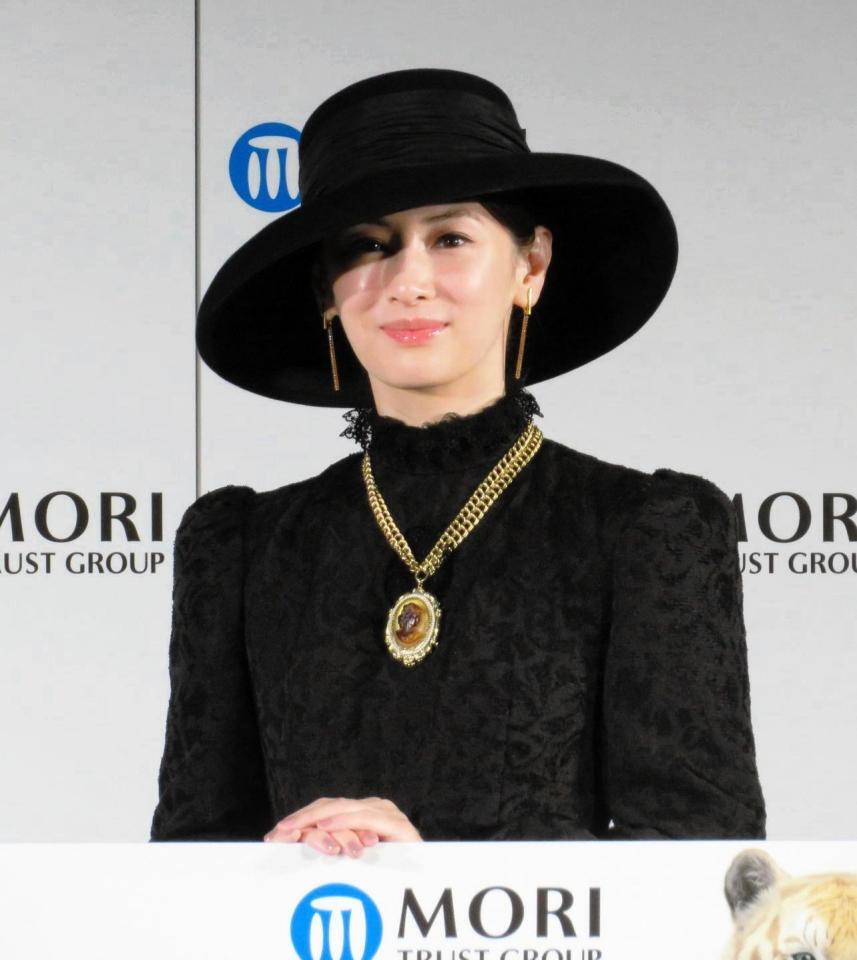 　貴婦人に扮（ふん）して登場した北川景子