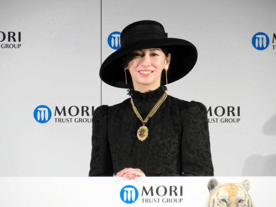 　貴婦人に扮（ふん）して登場した北川景子