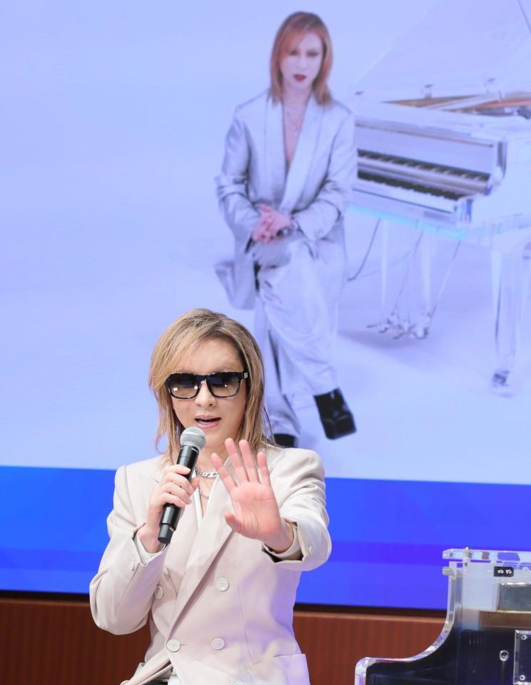 　ＡＩ　ＹＯＳＨＩＫＩ（奥）と話すＹＯＳＨＩＫＩ（撮影・吉澤敬太）