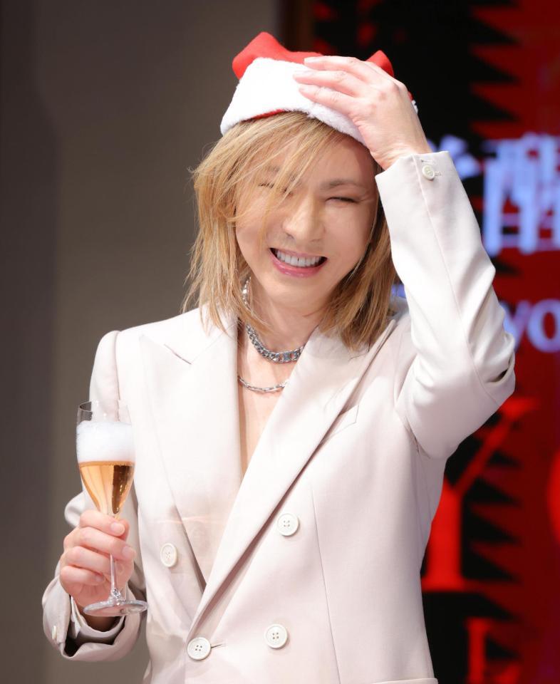 　サンタ帽をかぶり笑顔でシャンパンを飲むＹＯＳＨＩＫＩ（撮影・吉澤敬太）