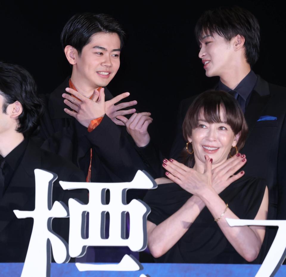 　蝶のポーズで笑顔の黒崎煌代（左上）と宮沢りえ（右下）＝撮影・金田祐二