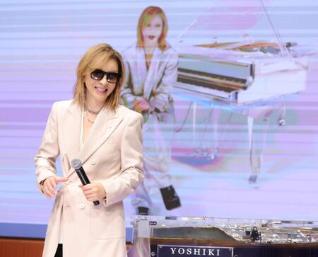 　ＡＩ　ＹＯＳＨＩＫＩと話しがかみ合わず、苦笑いするＹＯＳＨＩＫＩ（撮影・吉澤敬太）
