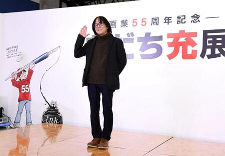 　カメラに向かってポーズを取るあだち充氏（撮影・佐藤厚）