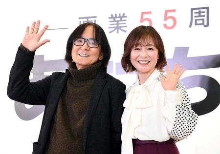 　カメラに向かって手を振る、あだち充氏（左）と日高のり子（撮影・佐藤厚）