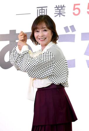 　バットを構えるポーズの日高のり子（撮影・佐藤厚）