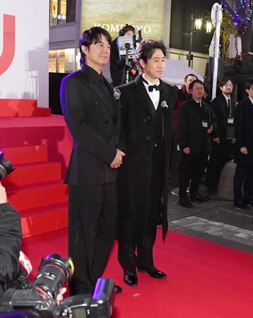 　レッドカーペットに登場した福山雅治（左）と大泉洋（撮影・開出牧）