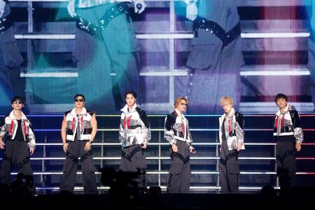 　（左から）佐野玲於、中務裕太、片寄涼太、数原龍友、白濱亜嵐、小森隼