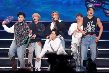 　ツアー最終地で躍動したＧＥＮＥＲＡＴＩＯＮＳの（左から時計回りに）佐野玲於、白濱亜嵐、数原龍友、小森隼、中務裕太、片寄涼太