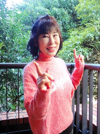 　朗らかにポーズを取る原田悠里