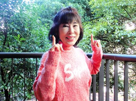 　朗らかにポーズを取る原田悠里