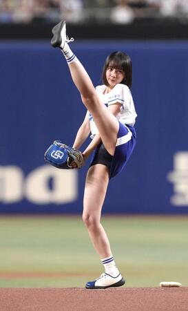 　始球式を務めた岡田紗佳（６月撮影）