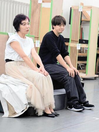 　「わが歌ブギウギ」の公開稽古を行ったキムラ緑子（左）と林翔太