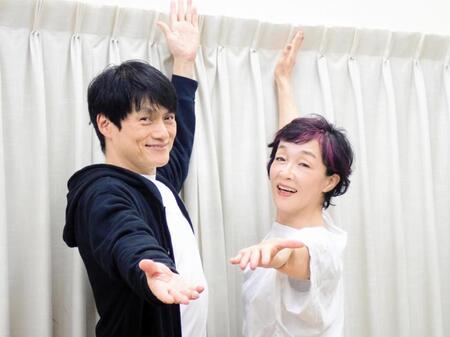 　「わが歌ブギウギ」の公開稽古を行ったキムラ緑子（右）と松村雄基