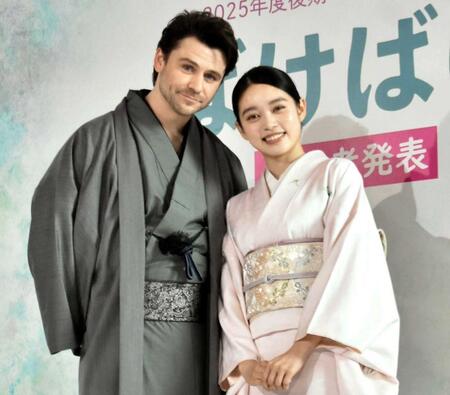 　仲むつまじく撮影に応じる（左から）トミー・バストウと高石あかり＝２０２４年１１月