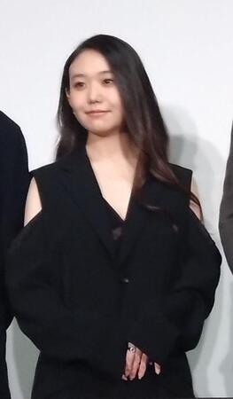 　映画「星と月は天の穴」の舞台あいさつに出席した咲耶