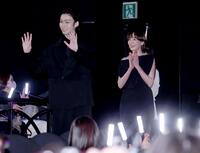 　笑顔で登場する市川染五郎、宮沢りえ（撮影・金田祐二）