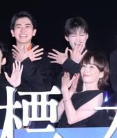 　蝶のポーズで笑顔の黒崎煌代（左上）と宮沢りえ（右下）＝撮影・金田祐二