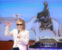 　サウジアラビアでラクダに乗ったことを話すＹＯＳＨＩＫＩ（撮影・吉澤敬太）