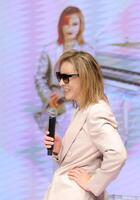 　ＡＩ　ＹＯＳＨＩＫＩと話しがかみ合わず、苦笑いするＹＯＳＨＩＫＩ（撮影・吉澤敬太）