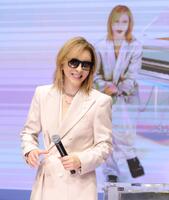 　スクリーンに映し出されたＡＩ　ＹＯＳＨＩＫＩと話がかみ合わず、苦笑いするＹＯＳＨＩＫＩ（撮影・吉澤敬太）