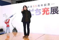 　カメラに向かってポーズを取るあだち充氏（撮影・佐藤厚）