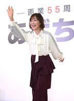 　ピッチングフォームを真似る日高のり子（撮影・佐藤厚）