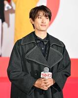 　レッドカーペットに登場した向井康二