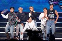 　ツアー最終地で躍動したＧＥＮＥＲＡＴＩＯＮＳの（左から時計回りに）佐野玲於、白濱亜嵐、数原龍友、小森隼、中務裕太、片寄涼太