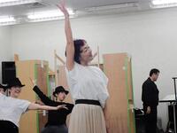 　「わが歌ブギウギ」の公開稽古で歌い踊るキムラ緑子