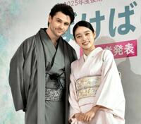 　仲むつまじく撮影に応じる（左から）トミー・バストウと高石あかり＝２０２４年１１月