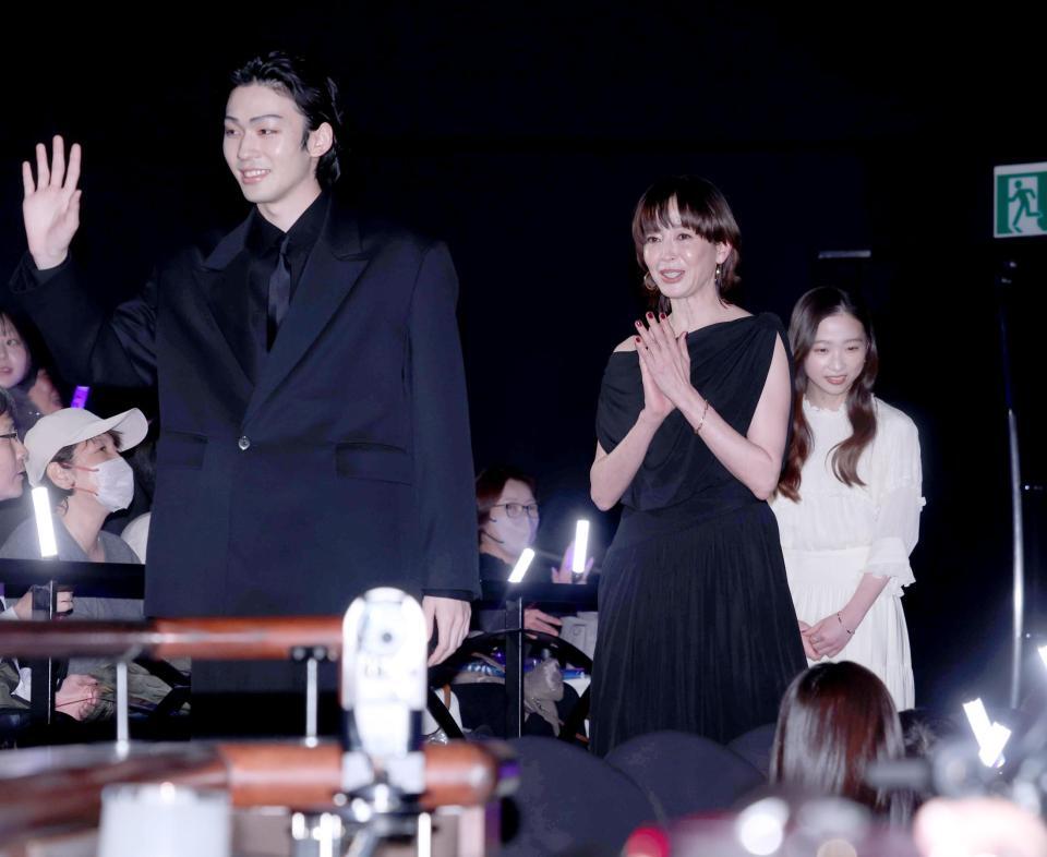 　笑顔で登場する市川染五郎、宮沢りえ（撮影・金田祐二）