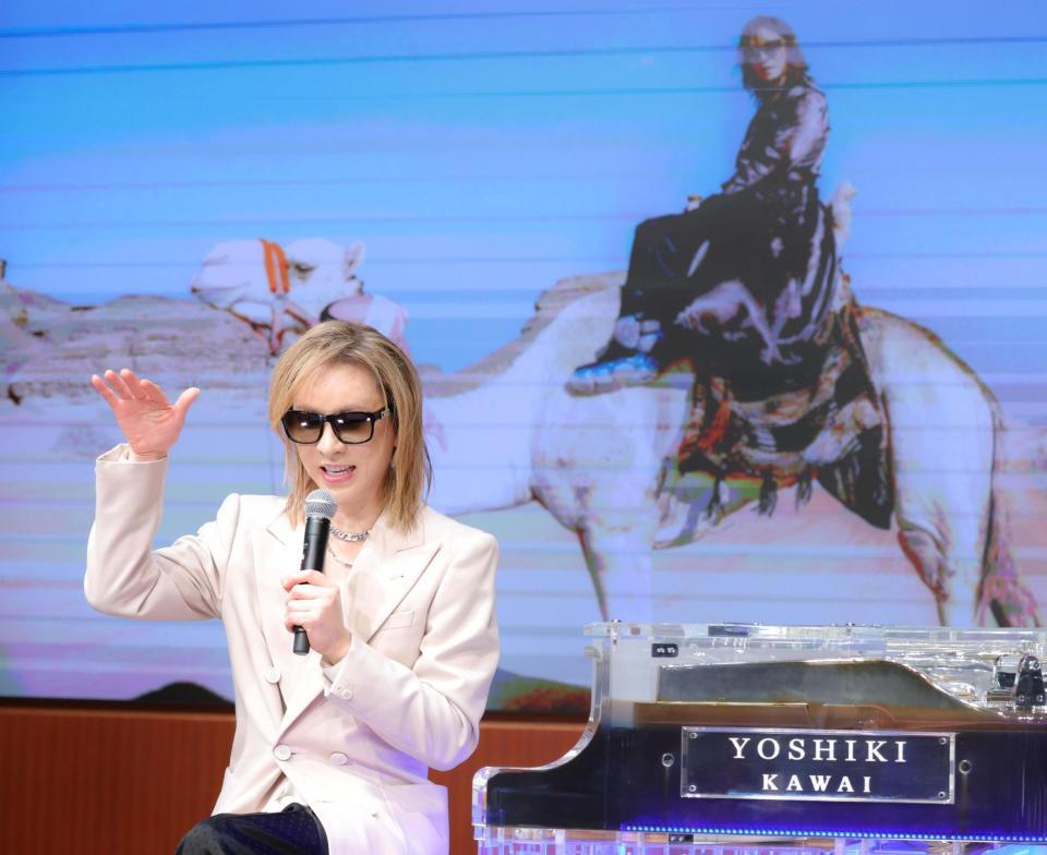 　サウジアラビアでラクダに乗ったことを話すＹＯＳＨＩＫＩ（撮影・吉澤敬太）