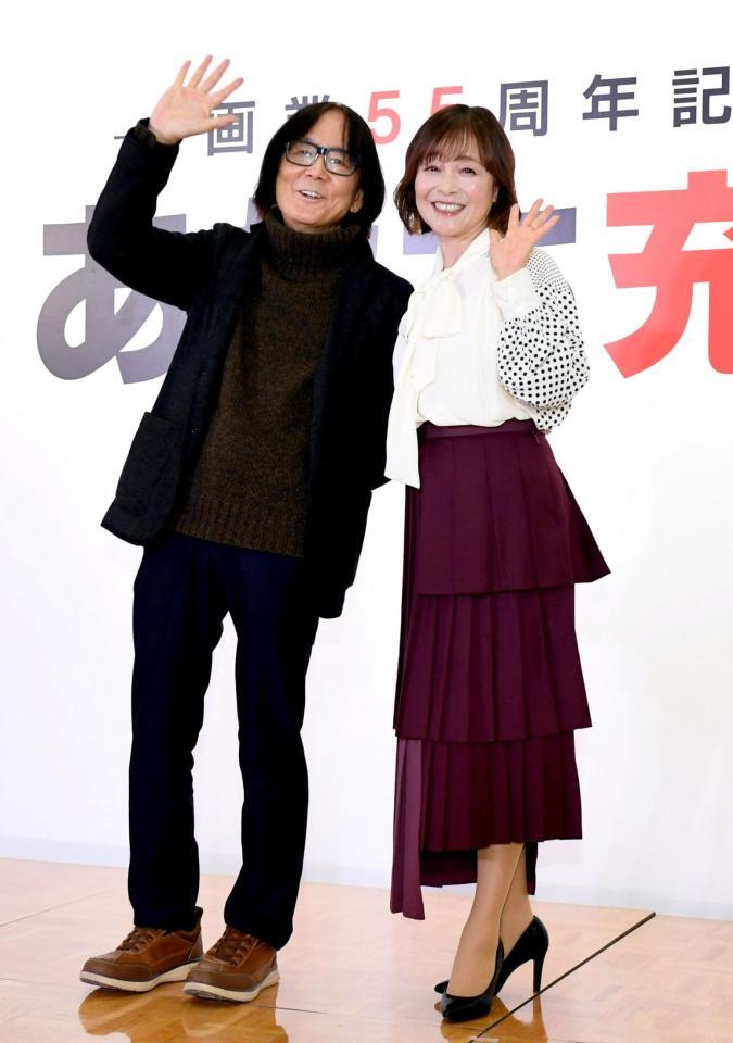 　カメラに向かって手を振るあだち充氏（左）と日高のり子