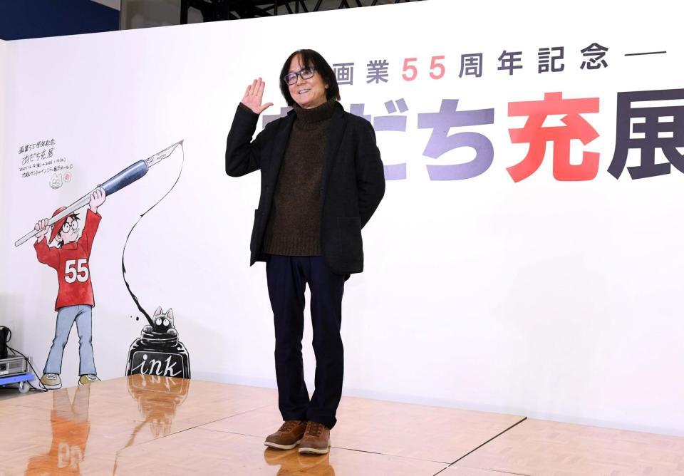 　カメラに向かってポーズを取るあだち充氏（撮影・佐藤厚）