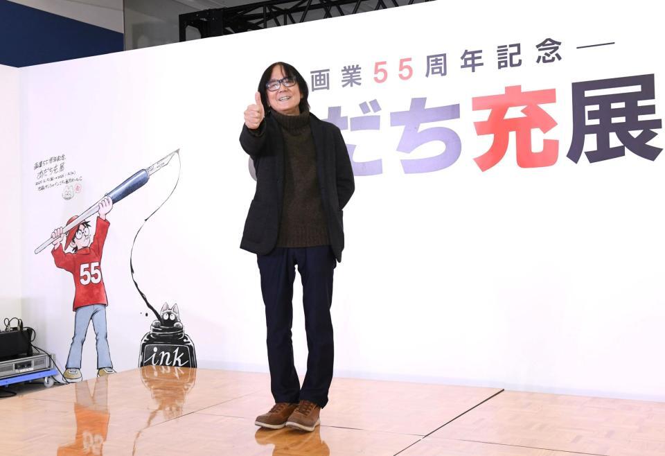 　カメラに向かってポーズを取るあだち充氏（撮影・佐藤厚）