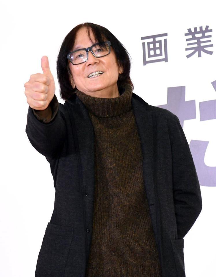 　カメラに向かってポーズを取るあだち充氏（撮影・佐藤厚）