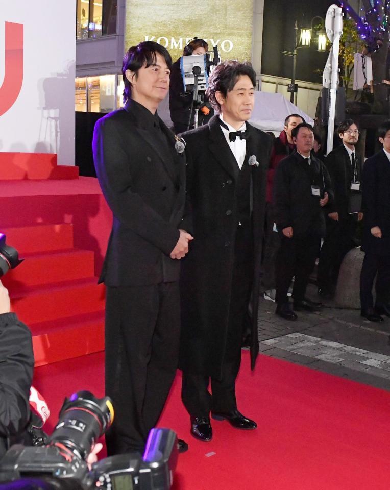 　レッドカーペットに登場した福山雅治（左）と大泉洋（撮影・開出牧）