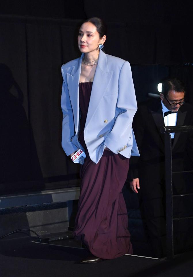 　舞台あいさつに登場した吉田羊（撮影・開出牧）