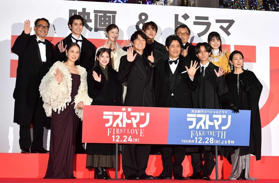 　歓声に応える（前列左から）吉田羊、今田美桜、福山雅治、大泉洋、永瀬廉、木村多江（後列同）平野俊一監督、寛一郎、松本若菜、向井康二、吉田鋼太郎、月島琉衣（撮影・開出牧）