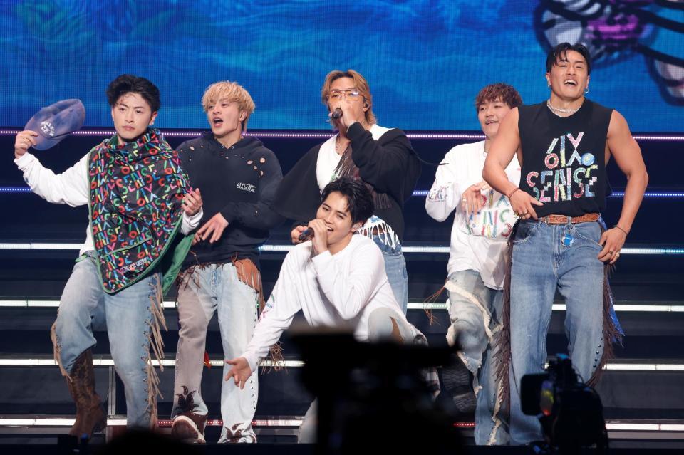 　ツアー最終地で躍動したＧＥＮＥＲＡＴＩＯＮＳの（左から時計回りに）佐野玲於、白濱亜嵐、数原龍友、小森隼、中務裕太、片寄涼太