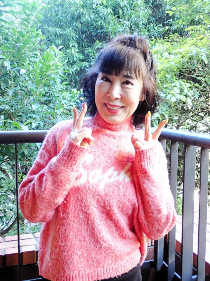 　ネイルも鮮やかな原田悠里