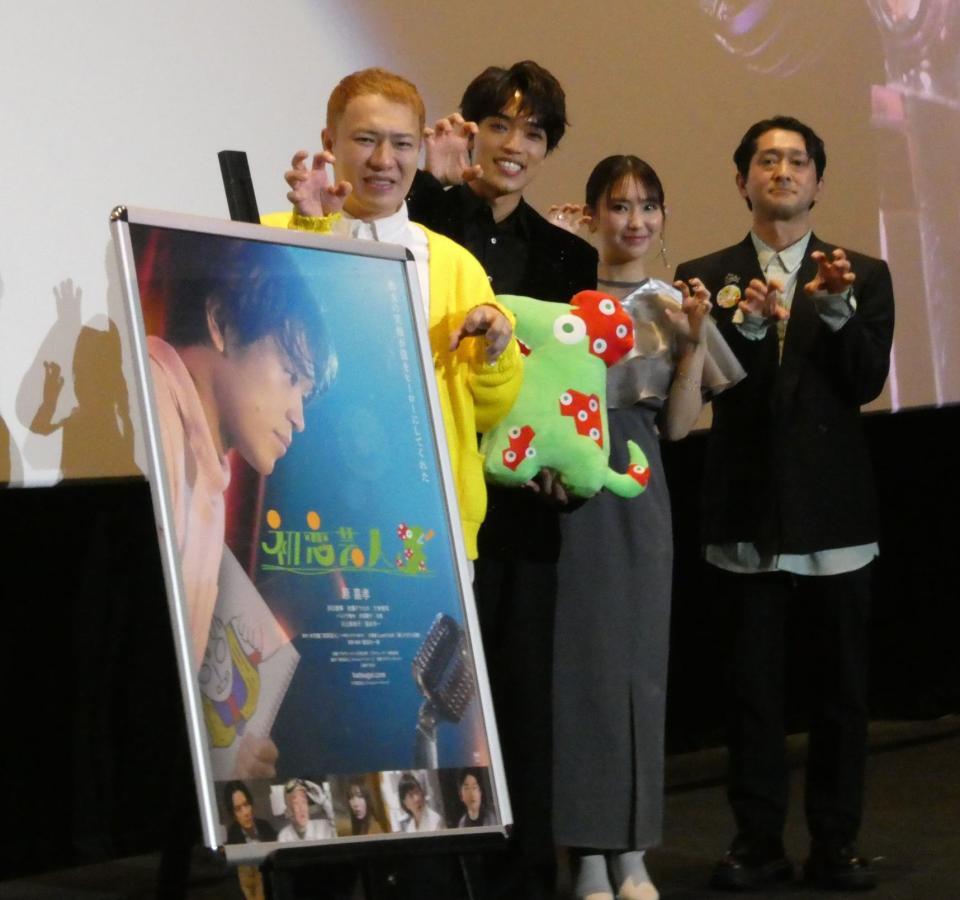 　撮影に応じる（左から）ハニトラ梅木、原嘉孝、沢口愛華、夏目大一朗監督