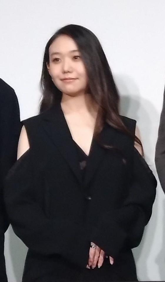 　映画「星と月は天の穴」の舞台あいさつに出席した咲耶